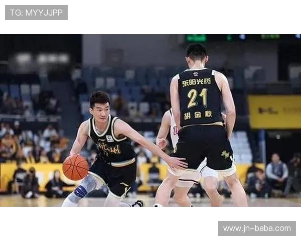 中国男篮全力备战世界杯 孙铭徽与王哲林状态火热 展现新阵容实力