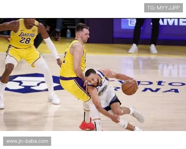 詹姆斯率湖人逆转勇士 库里空砍三十分难救主比赛掀起季初最高潮 詹姆斯率湖人逆转勇士 库里空砍三十分难救主比赛掀起季初最高潮