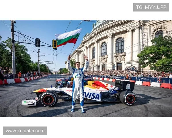 F1赛车赛季再添新悬念 梅赛德斯与红牛争锋激烈精彩