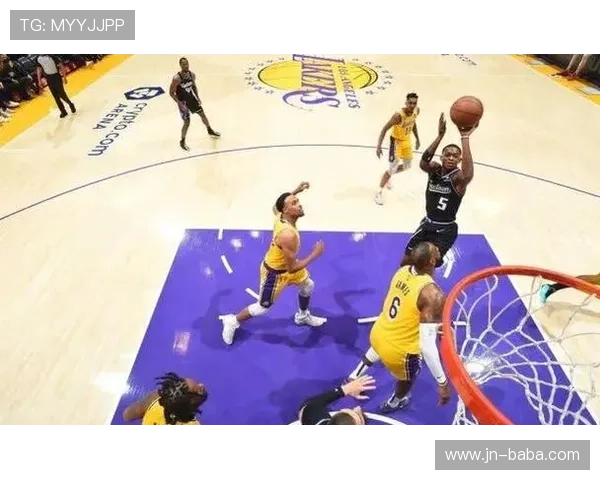 詹姆斯连续三场带领湖人逆转胜利，展现超级球星风采